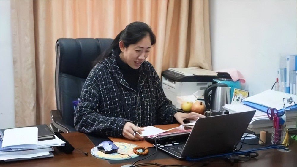 面对电影圈;大前辈，她倒也丝毫不怯场，一上来就可爱又恳切地询问导演：;斌哥（廖凡饰）去哪了？贾樟柯温和的解读了电影想要表达的结局：十七年，男女主角走出了一条截然相反的道路，巧巧一点点成长为强悍的女子，斌哥却逐渐随波逐流，但他最终投奔的方向仍是他向往的;江湖